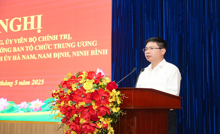 Đồng chí Trương Quốc Huy, Bí thư Tỉnh ủy, Chủ tịch UBND tỉnh Hà Nam báo cáo kết quả thực hiện Nghị quyết Hội nghị lần thứ 11 Ban Chấp hành Trung ương Đảng khóa XIII của 3 tỉnh Hà Nam, Ninh Bình, Nam Định.