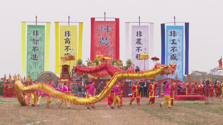 Màn múa rồng do nhân dân địa phương biểu diễn.