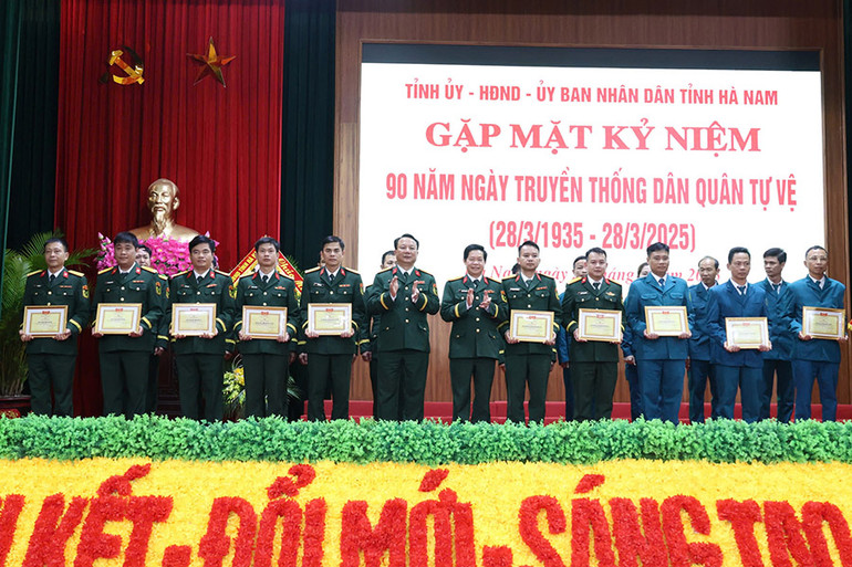 Các đồng chí lãnh đạo Bộ Chỉ huy quân sự tỉnh trao tặng Giấy khen của Bộ Chỉ huy quân sự tỉnh cho tập thể, cá nhân có thành tích xuất sắc trong công tác dân quân tự vệ.