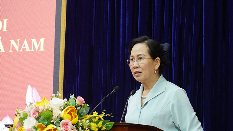 Đồng chí Lê Thị Thủy, Ủy viên Trung ương Đảng, Bí thư Tỉnh ủy, Chủ tịch HĐND tỉnh phát biểu kết luận hội nghị.