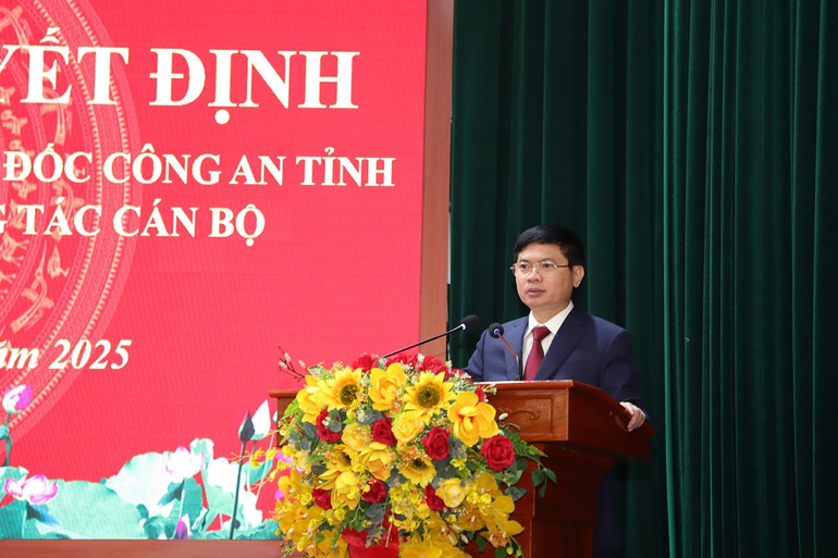 Đồng chí Trương Quốc Huy - Phó Bí thư Tỉnh ủy, Chủ tịch Ủy ban nhân dân tỉnh, Trưởng Đoàn đại biểu Quốc hội phát biểu tại hội nghị.