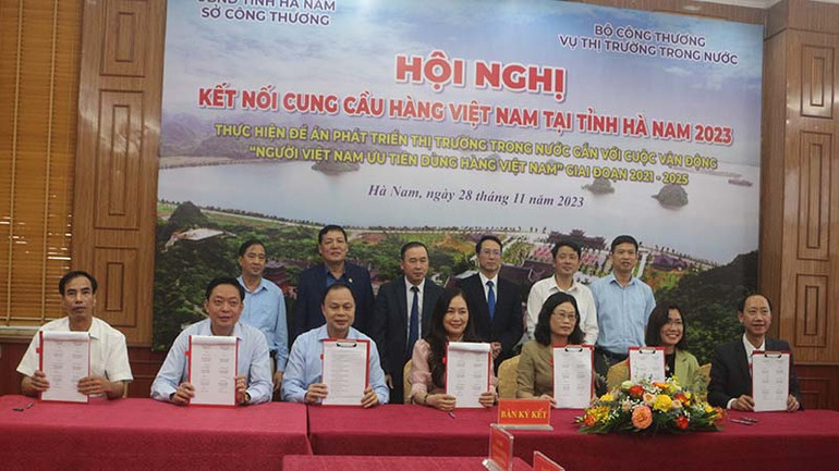 Đại diện Sở Công thương các địa phương, các doanh nghiệp phân phối, cơ sở sản xuất, kinh doanh ký kết biên bản ghi nhớ hợp tác.