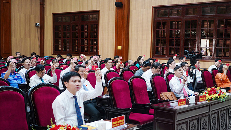 Các đại biểu HĐND tỉnh biểu quyết thông qua 27 Nghị quyết của Kỳ họp.