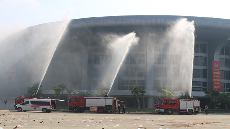 Thực binh xử lý tình huống, xử lý cháy nổ, cứu nạn, cứu hộ. Thực binh xử lý tình huống, xử lý cháy nổ, cứu nạn, cứu hộ.