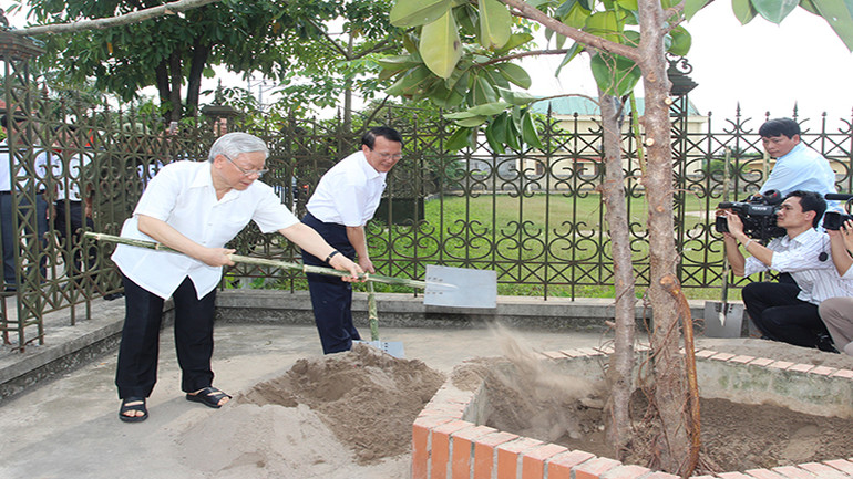 Tổng Bí thư Nguyễn Phú Trọng trồng cây lưu niệm tại xã Vũ Bản, huyện Bình Lục. Tổng Bí thư Nguyễn Phú Trọng trồng cây lưu niệm tại xã Vũ Bản, huyện Bình Lục.