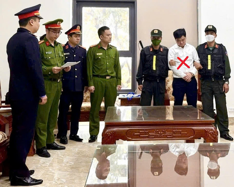 Cơ quan Cảnh sát điều tra Công an tỉnh Hà Nam thi hành Lệnh bắt bị can, Lệnh khám xét chỗ ở, nơi làm việc đối với Thân Văn Sang (Dấu X) về tội “Nhận hối lộ”. (Ảnh: Công an Hà Nam)