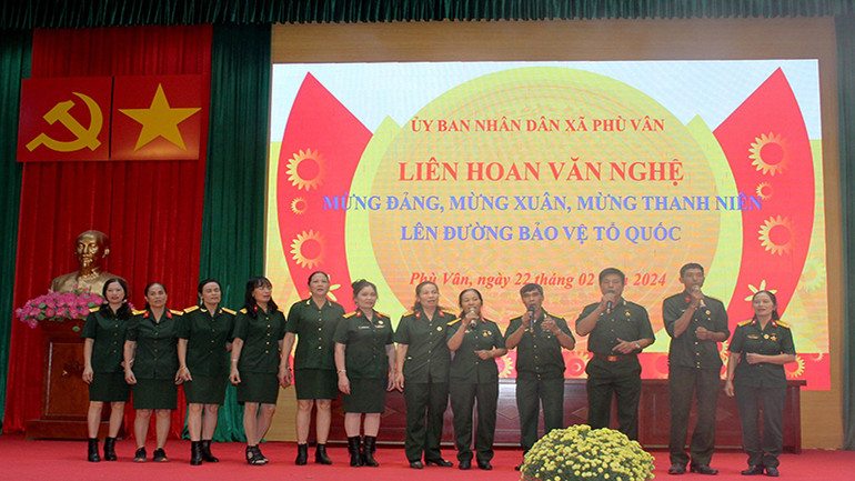 Tiết mục văn nghệ mừng thanh niên lên đường bảo vệ tổ quốc của xã Phù Vân, thành phố Phủ Lý.