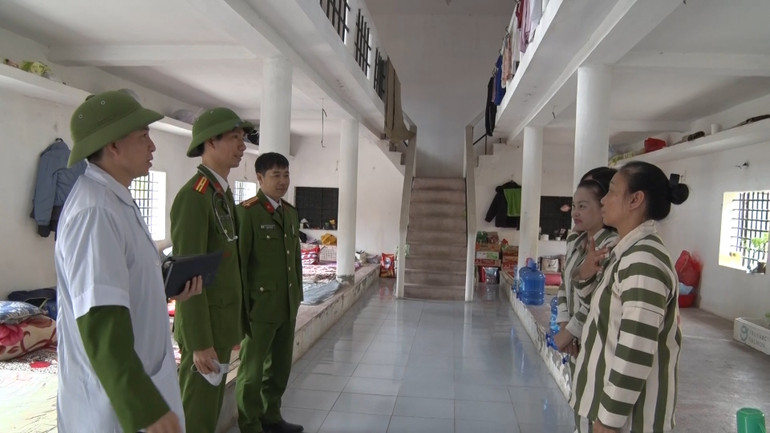 Các bác sĩ trại giam thăm khám, kiểm tra sức khỏe cho các phạm nhân.