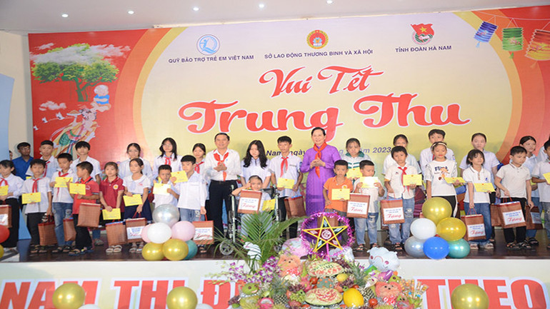 Các đồng chí lãnh đạo tỉnh Hà Nam trao quà Trung thu cho các em thiếu nhi.