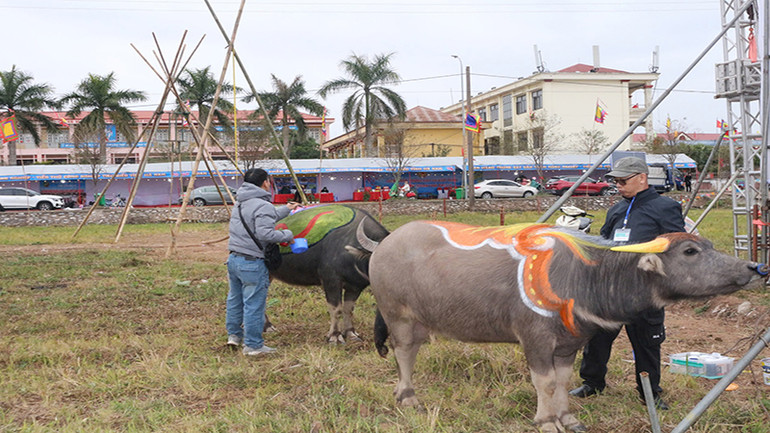 Các họa sĩ đang tập trung sáng tạo các tác phẩm trên mình trâu.