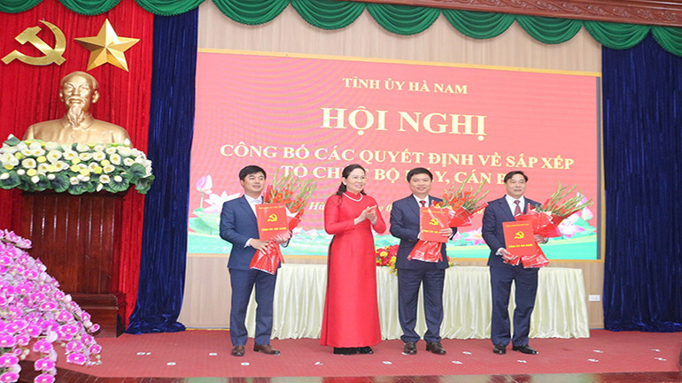 Đồng chí Bí thư Tỉnh ủy Hà Nam trao Quyết định và tặng hoa chúc mừng các đồng chí Bí thư và Phó Bí thư Đảng bộ Ủy ban nhân dân tỉnh.