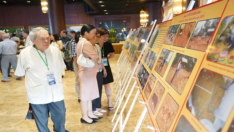 Các đại biểu thăm quan trưng bày tại hội thảo. Các đại biểu thăm quan trưng bày tại hội thảo.