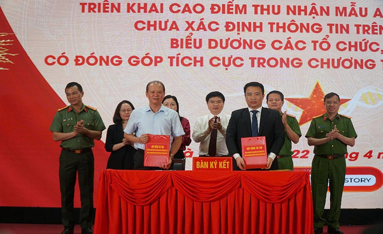 Các đồng chí lãnh đạo tỉnh Hà Nam, Bộ Công an và Công an tỉnh Hà Nam chứng kiến ký cam kết tài trợ của các đơn vị cho chương trình.