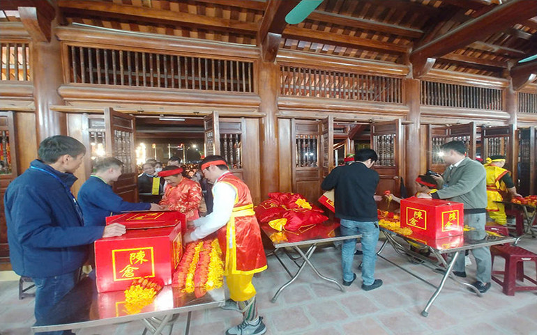 Ban tổ chức chuẩn bị đủ lượng lương bảo đảm phát đủ cho nhân dân và du khách từ đêm ngày 14 tháng Giêng. Ban tổ chức chuẩn bị đủ lượng lương bảo đảm phát đủ cho nhân dân và du khách từ đêm ngày 14 tháng Giêng.