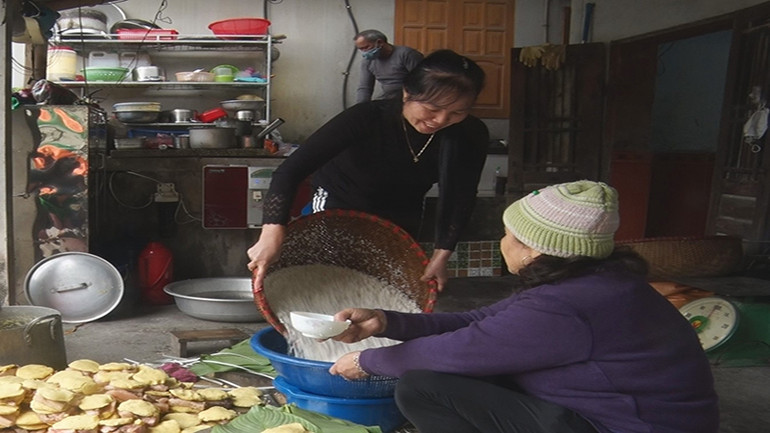 Mỗi ngày có hàng nghìn chiếc bánh chưng được hoàn thành cung cấp ra thị trường. Mỗi ngày có hàng nghìn chiếc bánh chưng được hoàn thành cung cấp ra thị trường.