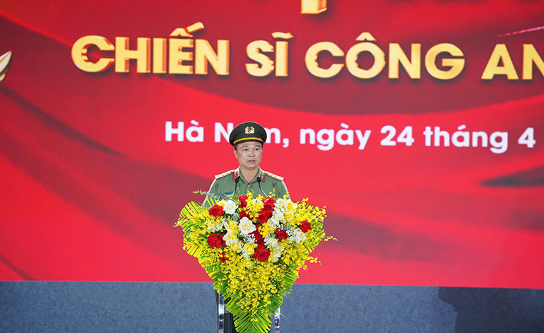 Đại tá Tô Anh Dũng, Ủy viên Ban Thường vụ Tỉnh ủy, Giám đốc Công an tỉnh phát biểu tại chương trình.