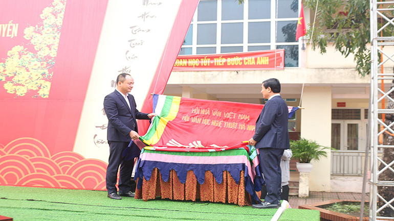 Các đồng chí lãnh đạo Sở Văn hóa, Thể thao và Du lịch, lãnh đạo huyện Bình Lục thực hiện nghi thức kéo Cờ Thơ.