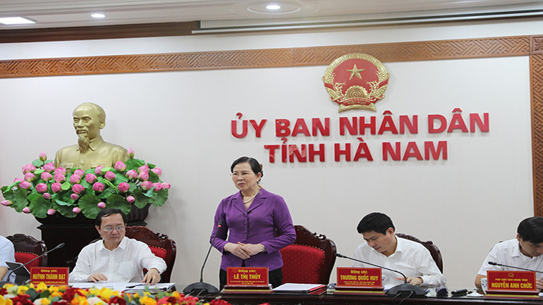 Đồng chí Lê Thị Thủy, Ủy viên Trung ương Đảng, Bí thư Tỉnh ủy Hà Nam phát biểu ý kiến tại buổi làm việc.
