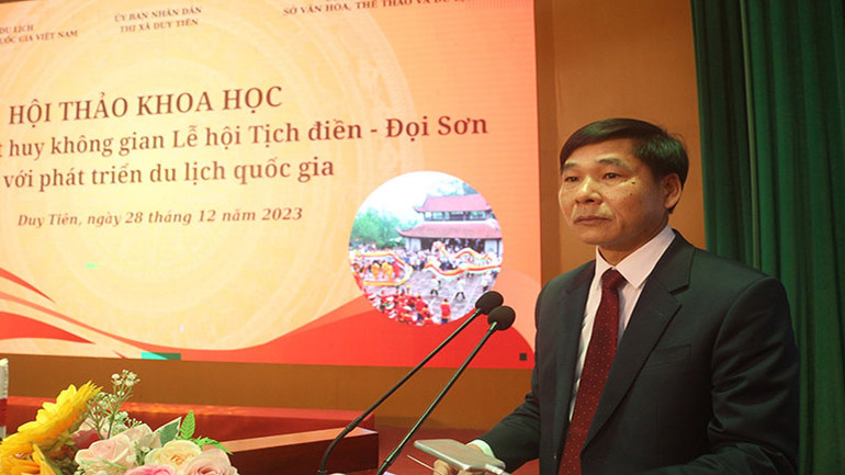 Đồng chí Nguyễn Anh Chức, Phó Chủ tịch Ủy ban nhân dân tỉnh Hà Nam, phát biểu tại hội thảo. Đồng chí Nguyễn Anh Chức, Phó Chủ tịch Ủy ban nhân dân tỉnh Hà Nam, phát biểu tại hội thảo.