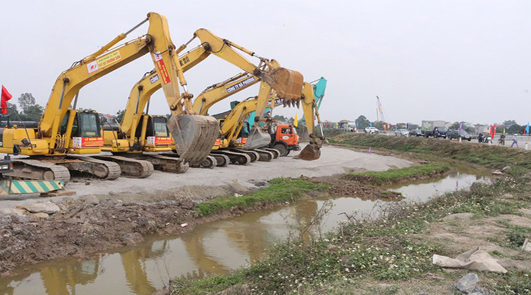 Hệ thống máy móc được nhà thầu chuẩn bị sẵn sàng để triển khai dự án. Hệ thống máy móc được nhà thầu chuẩn bị sẵn sàng để triển khai dự án.