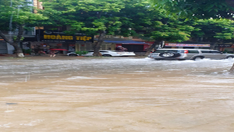 Các phương tiện di chuyển khó khăn trong các tuyến đường, tuyến phố bị ngập sâu.