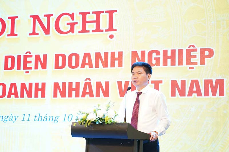 Đồng chí Trương Quốc Huy, Phó Bí thư Tỉnh ủy, Chủ tịch Ủy ban nhân dân tỉnh, Trưởng đoàn Đại biểu Quốc hội tỉnh phát biểu tại hội nghị.