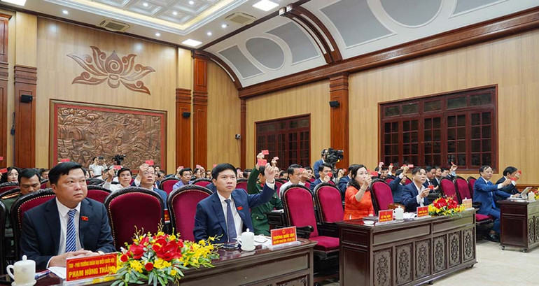 Các đại biểu biểu quyết thông 32 Nghị quyết quan trọng về nhiệm vụ phát triển kinh tế-xã hội của tỉnh.