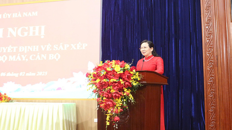 Đồng chí Lê Thị Thủy, Ủy viên Trung ương Đảng, Phó Bí thư chuyên trách Đảng ủy Chính phủ, Bí thư Tỉnh ủy, Chủ tịch Hội đồng nhân tỉnh Hà Nam phát biểu tại Hội nghị.