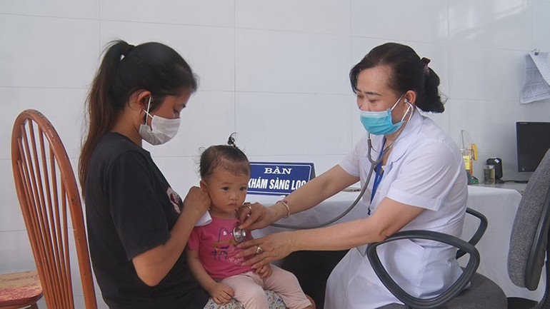 Khám sàng lọc trước khi cho trẻ uống vitamin A. Khám sàng lọc trước khi cho trẻ uống vitamin A.