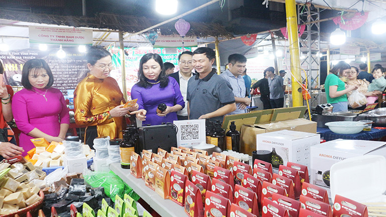 Đồng chí Lê Thị Thủy, Ủy viên Trung ương Đảng, Bí thư Tỉnh ủy cùng đồng chí, Phó Bí thư Thường trực Tỉnh ủy Hà Nam tham quan các gian hàng trưng bày.