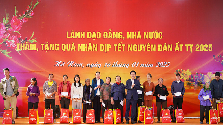 Đồng chí Bí thư Tỉnh ủy và đồng chí Chủ tịch Ủy ban nhân dân tỉnh Hà Nam tặng quà Tết cho các hộ có hoàn cảnh khó khăn.