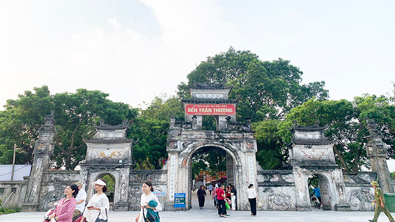 Đông đảo du khách và nhân dân về lễ hội phát lương tại Đền Trần Thương.