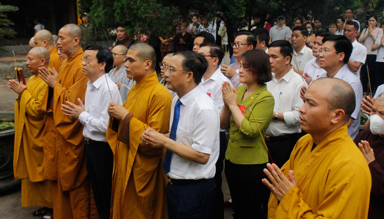 Các đại biểu và du khách dâng hương tại lễ hội chùa Long Đọi Sơn. Các đại biểu và du khách dâng hương tại lễ hội chùa Long Đọi Sơn.