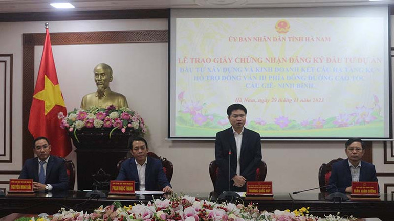 Đồng chí Trương Quốc Huy, PHó Bí thư tỉnh ủy, Chủ tịch Ủy ban nhân dân, Trưởng đoàn Đại biểu Quốc hội tỉnh Hà Nam phát biểu tại hội nghị. Đồng chí Trương Quốc Huy, PHó Bí thư tỉnh ủy, Chủ tịch Ủy ban nhân dân, Trưởng đoàn Đại biểu Quốc hội tỉnh Hà Nam phát biểu tại hội nghị.