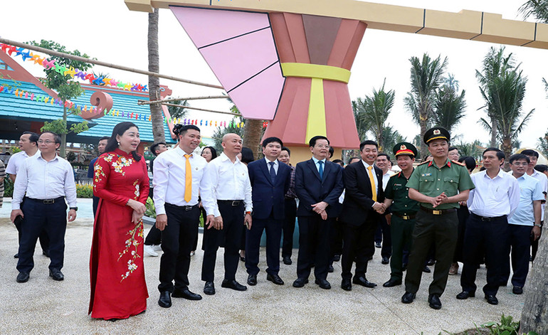 Các đại biểu tham quan khuôn viên Sun World Hà Nam.