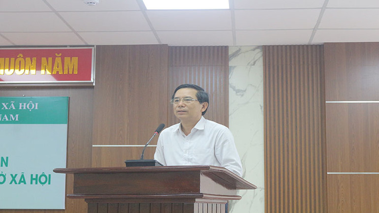 Đồng chí Phó Chủ tịch Ủy ban nhân dân tỉnh Hà Nam phát biểu tại hội nghị.