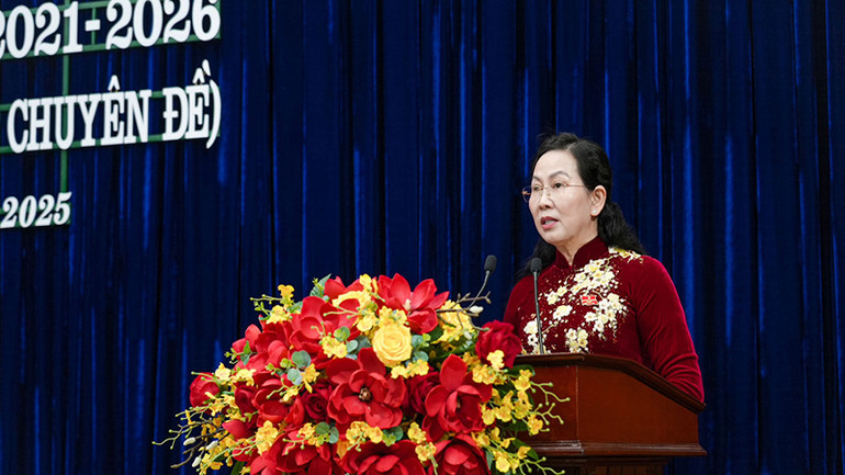 Đồng chí Lê Thị Thủy, Ủy viên Trung ương Đảng, Bí thư Tỉnh ủy, Chủ tịch Hội đồng nhân dân tỉnh phát biểu bế mạc kỳ họp.