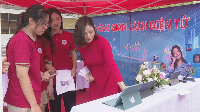 Các em học sinh trải nghiệm tại không gian sách điện tử.