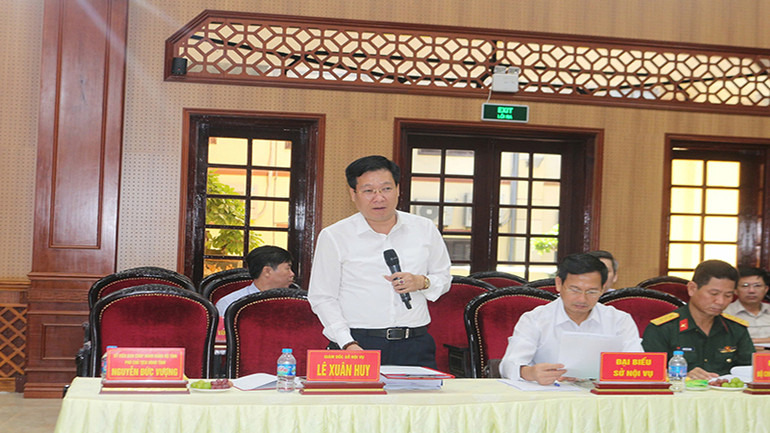 Lãnh đạo Sở Nội vụ Hà Nam trình bày báo cáo tại hội nghị.