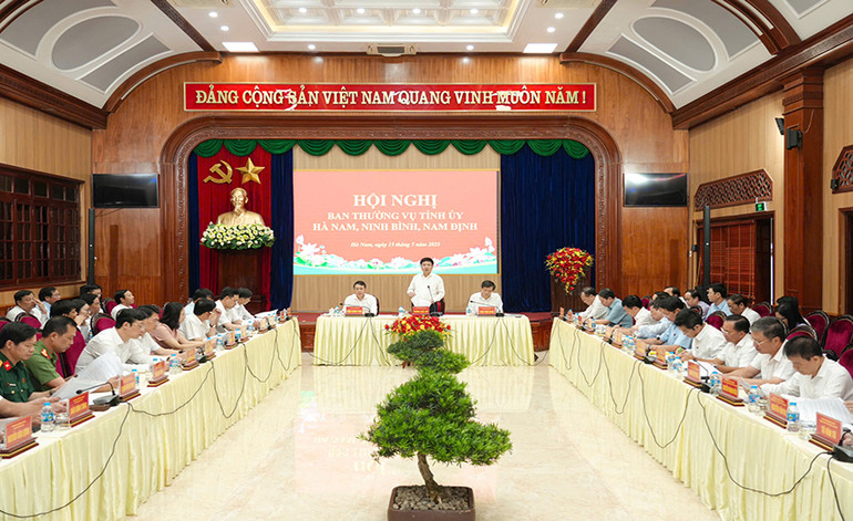 Các đại biểu tham dự Hội nghị ba Tỉnh ủy Hà Nam, Ninh Bình, Nam Định.