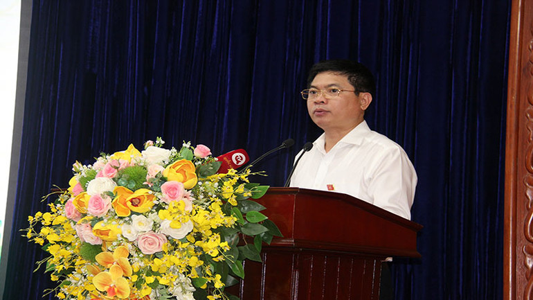 Đồng chí Trương Quốc Huy, Phó Bí thư Tỉnh ủy, Chủ tịch Ủy ban nhân dân tỉnh, Trưởng Đoàn đại biểu Quốc hội tỉnh Hà Nam phát biểu tại hội nghị.