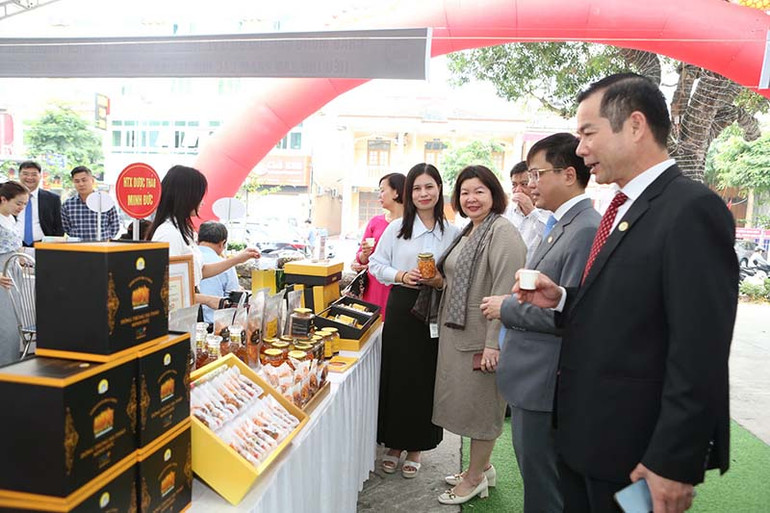 Các đại biểu tham quan gian trưng bày các sản phẩm hợp tác xã.