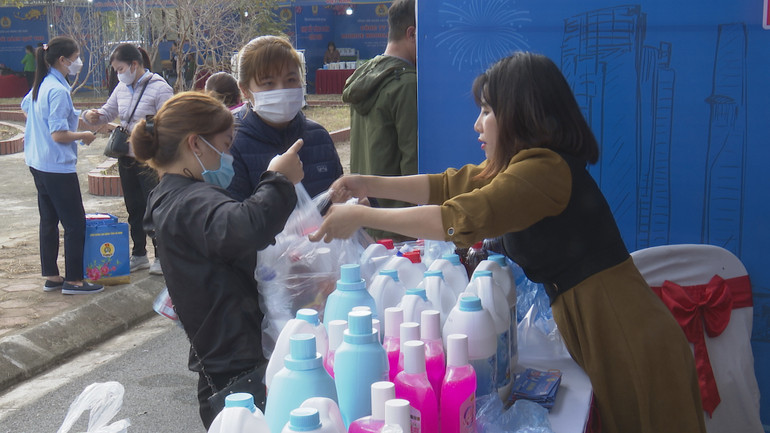 Công nhân chọn lựa các sản phẩm tại chợ Tết công đoàn 2023.