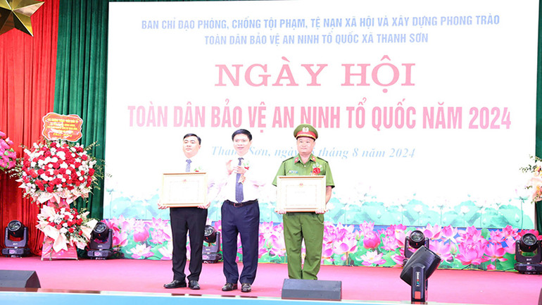 Đồng chí Chủ tịch UBND tỉnh Trương Quốc Huy trao Bằng khen cho các tập thể và cá nhân vì đã có thành tích xuất sắc trong tham gia các hoạt động Ngày hội toàn dân bảo vệ an ninh Tổ quốc.