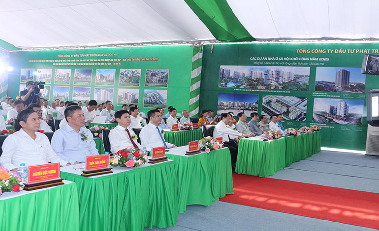 Các đại biểu dự lễ khởi công.