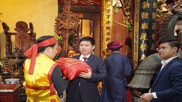 Các đồng chí lãnh đạo tỉnh Hà Nam trao các túi lương đã được lễ trong mật cung về các đội làm nhiệm vụ phát lương để phát cho du khách và nhân dân về dự lễ.