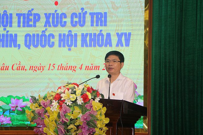 Đồng chí Trương Quốc Huy, Bí thư Tỉnh ủy, Chủ tịch Ủy ban nhân dân tỉnh, Trưởng Đoàn Đại biểu quốc hội tỉnh Hà Nam phát biểu tại hội nghị.