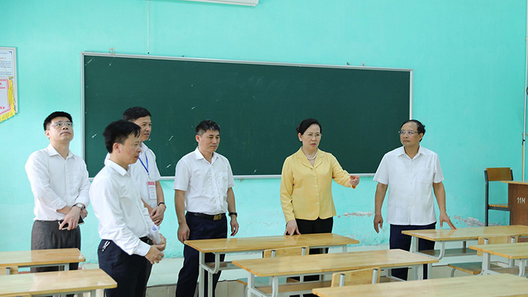 Đồng chí Bí thư Tỉnh ủy Hà Nam kiểm tra cơ sở vật chất tại các phòng thi tốt nghiệp trung học phổ thông.