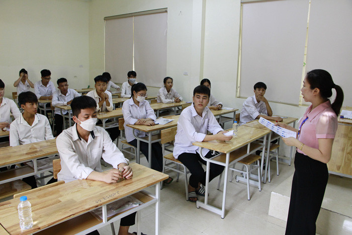 Các thí sinh hoàn thành các thủ tục trước khi làm bài thi.