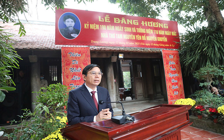 Đồng chí Trần Xuân Dưỡng, Phó Chủ tịch UBND tỉnh Hà Nam phát biểu tại lễ tưởng niệm nhà thơ Nguyễn Khuyến.